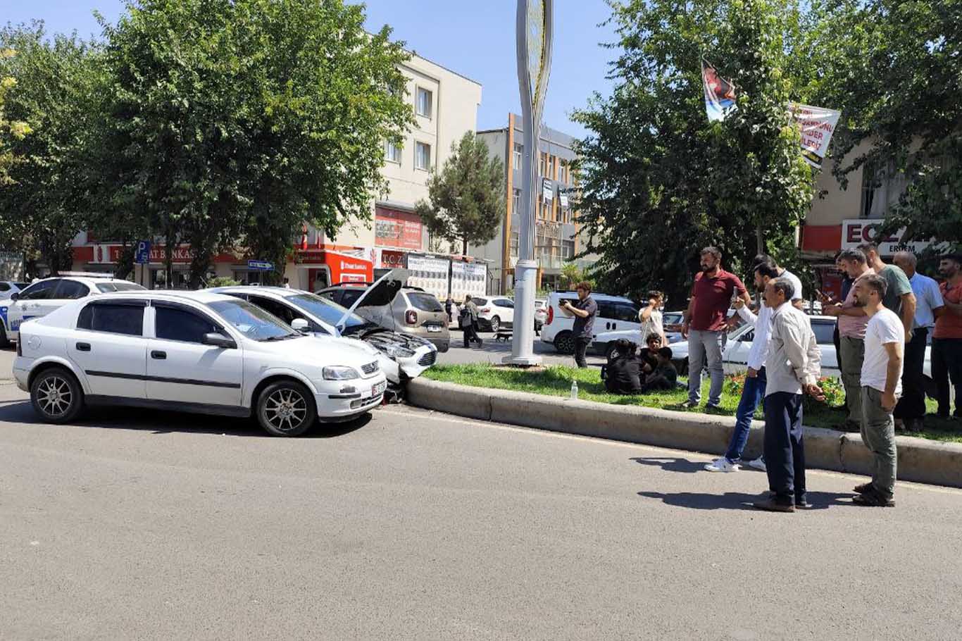 Bismil’de Özgürlük Bulvarı’nda 2 Otomobil Çarpıştı 6