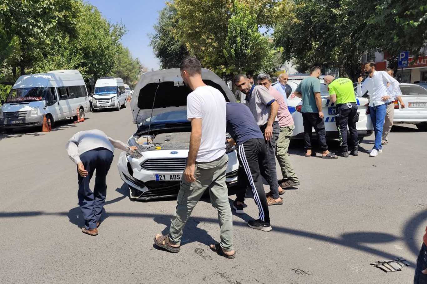 Bismil’de Özgürlük Bulvarı’nda 2 Otomobil Çarpıştı 9