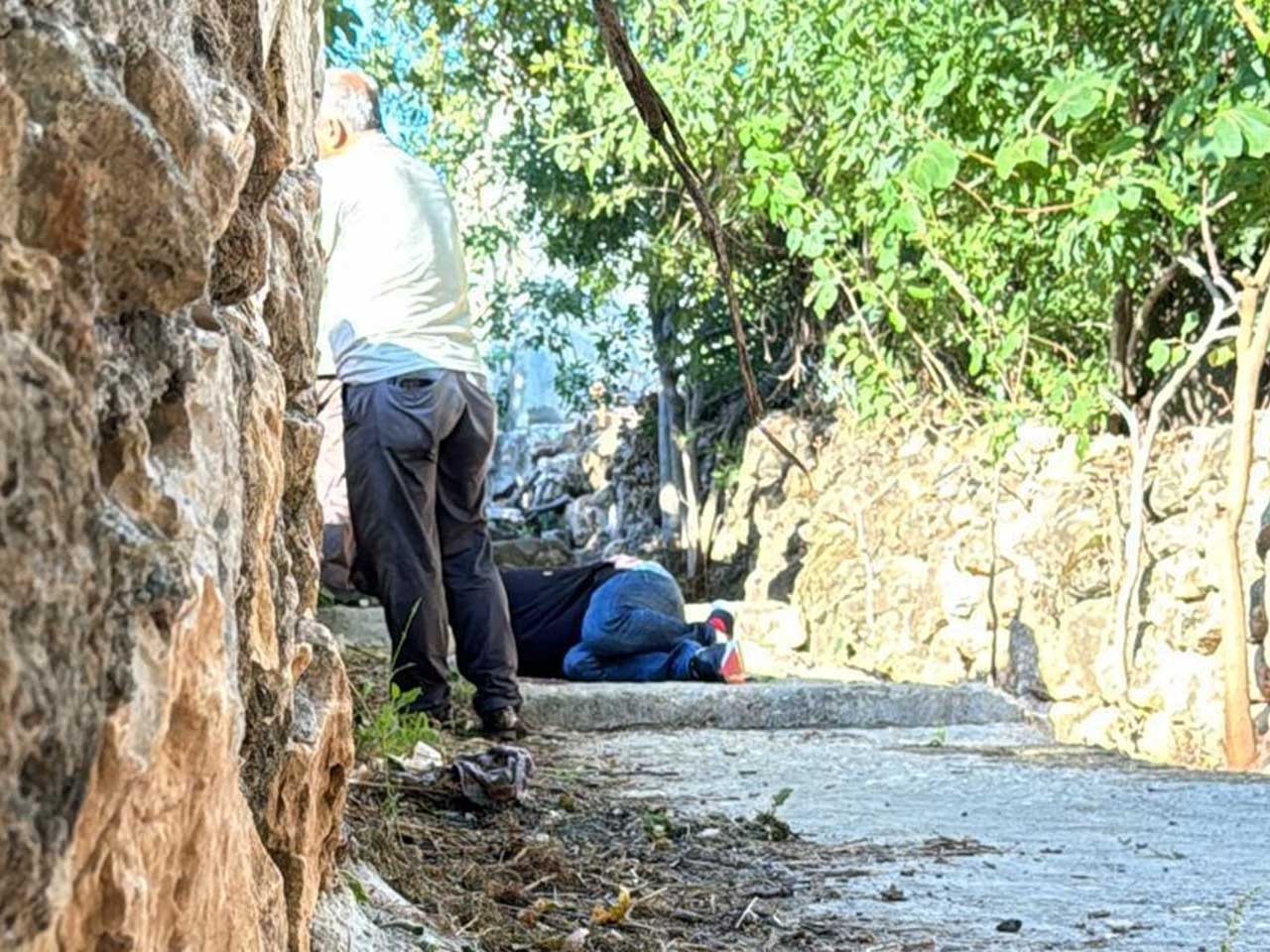 Caminin Içinden, Evlerden Bize Sıkmaya Başladılar 30 Kişiyi Öldürmeye Çalıştılar 10