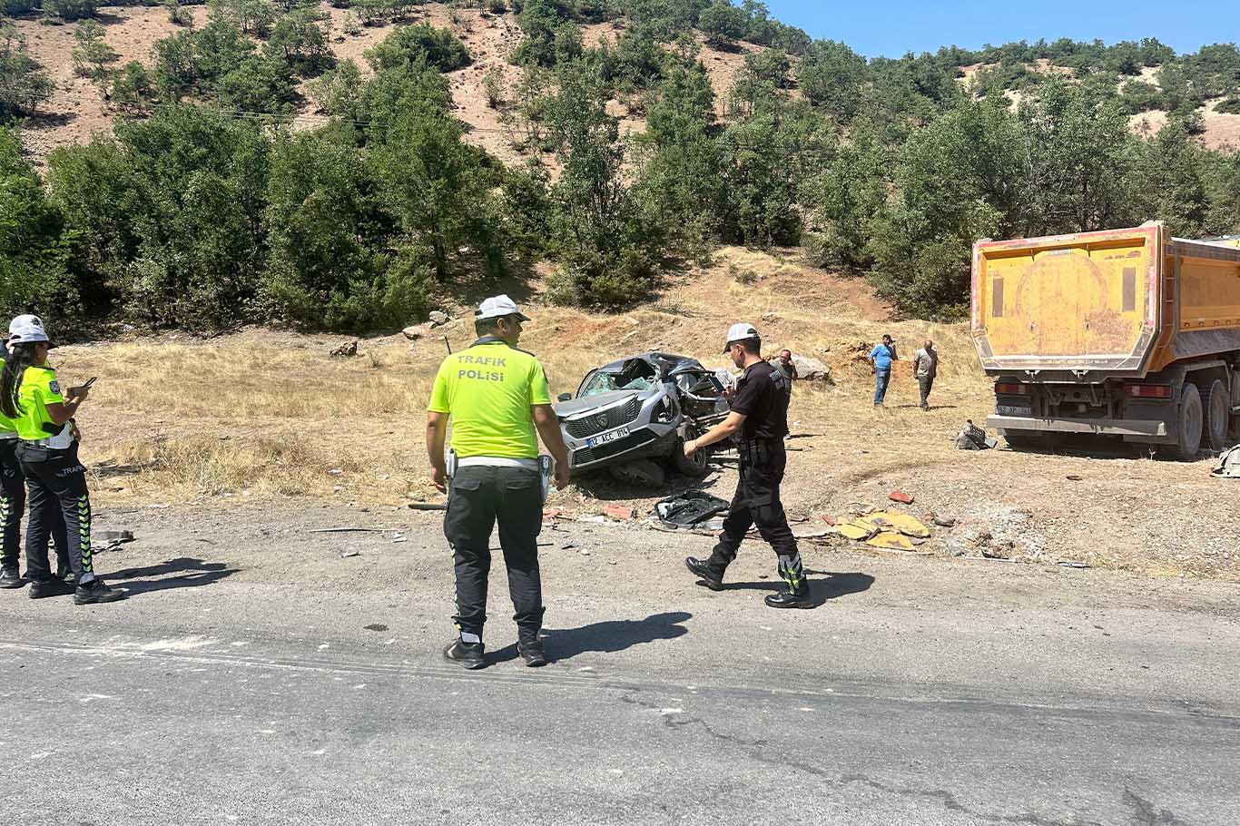 Cip Ile Kamyon Çarpıştı 1'I Çocuk 2 Ölü, 4 Yaralı 4