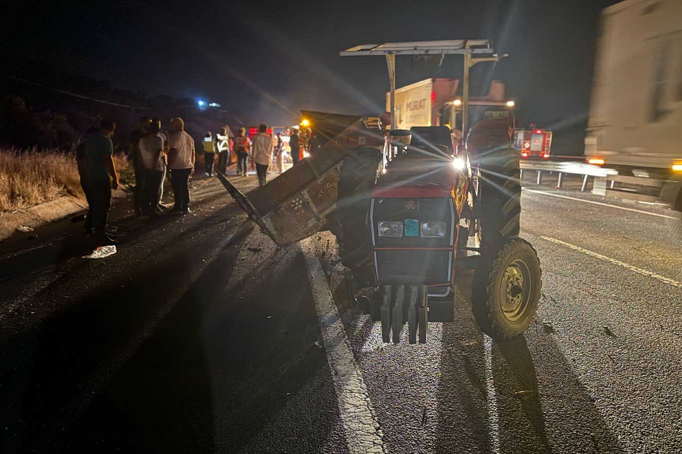 Diyarbakır Karayolunda Otomobil Traktöre Çarptı 2 Ölü 3 Yaralı 1