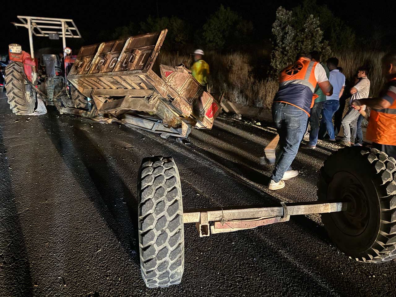 Diyarbakır Karayolunda Otomobil Traktöre Çarptı 2 Ölü 3 Yaralı 5