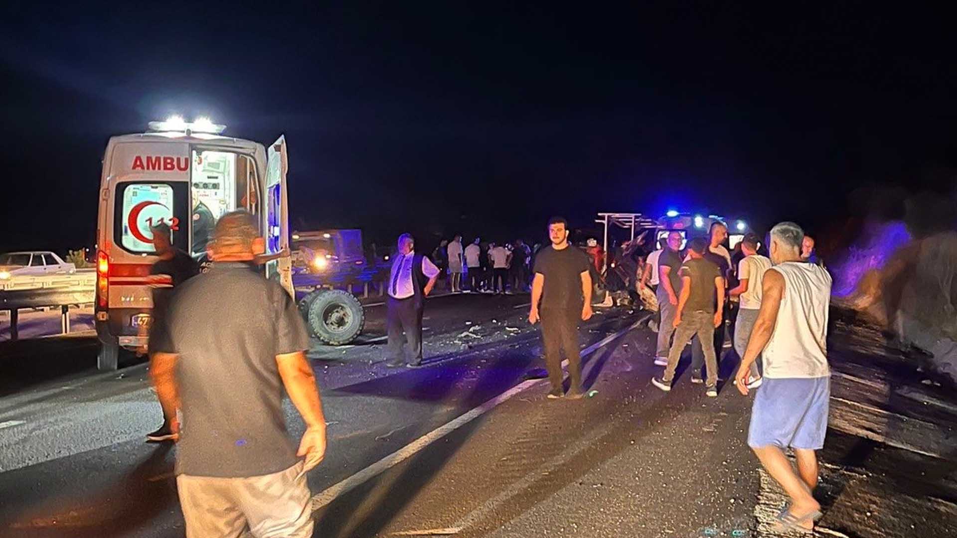 Diyarbakır Karayolunda Otomobil Traktöre Çarptı 6