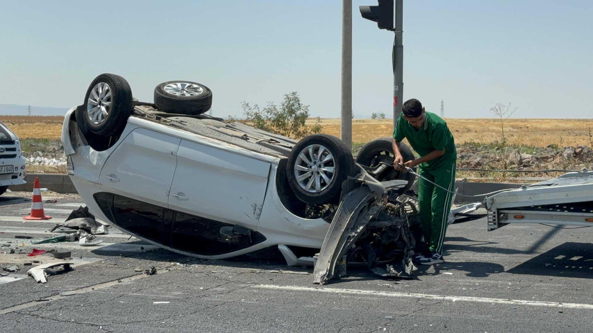 Diyarbakır'da 3 Aracın Karıştığı Kazada 4 Kişi Yaralandı 5