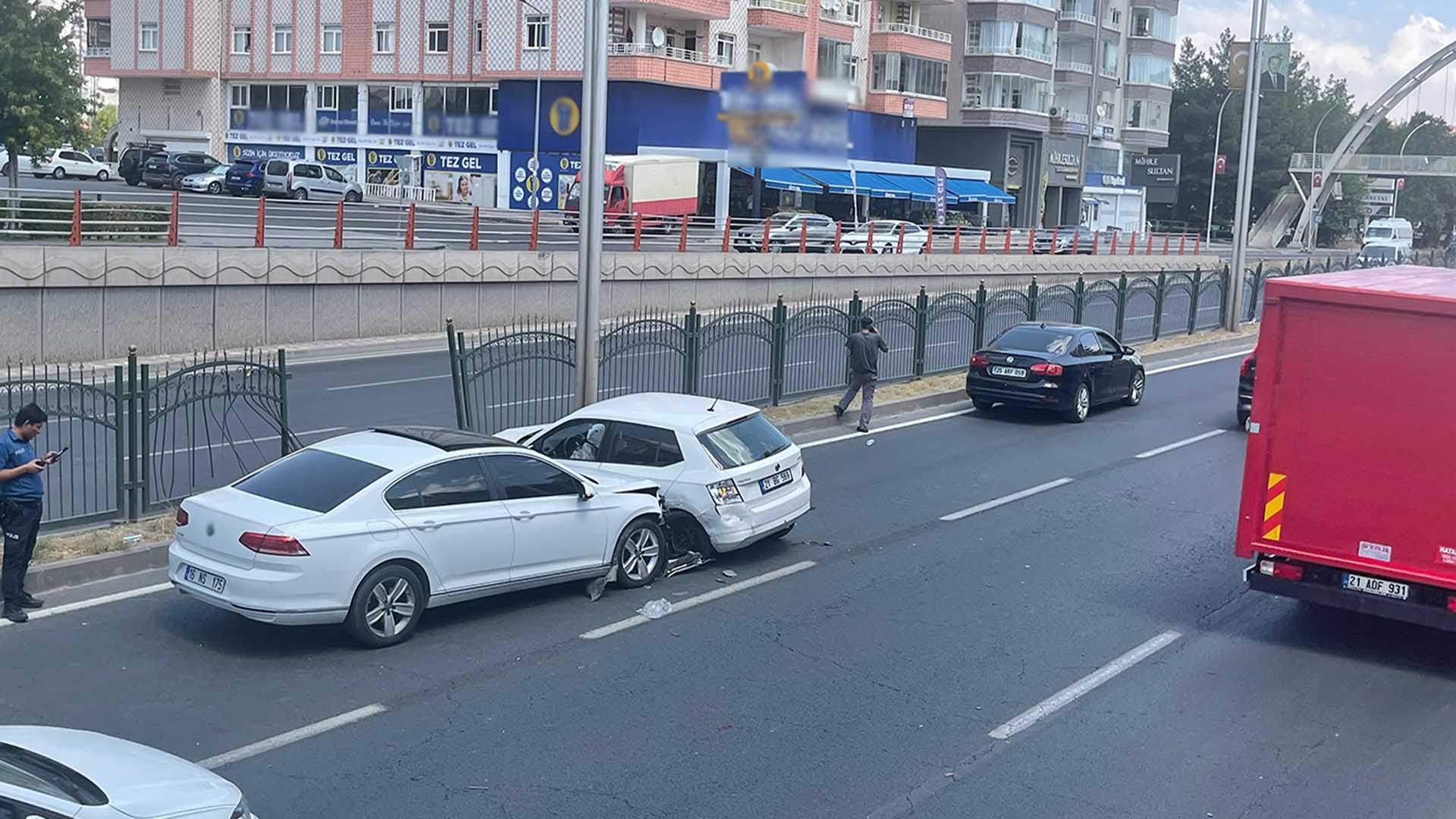 Diyarbakır'da 3 Otomobil Çarpıştı 2