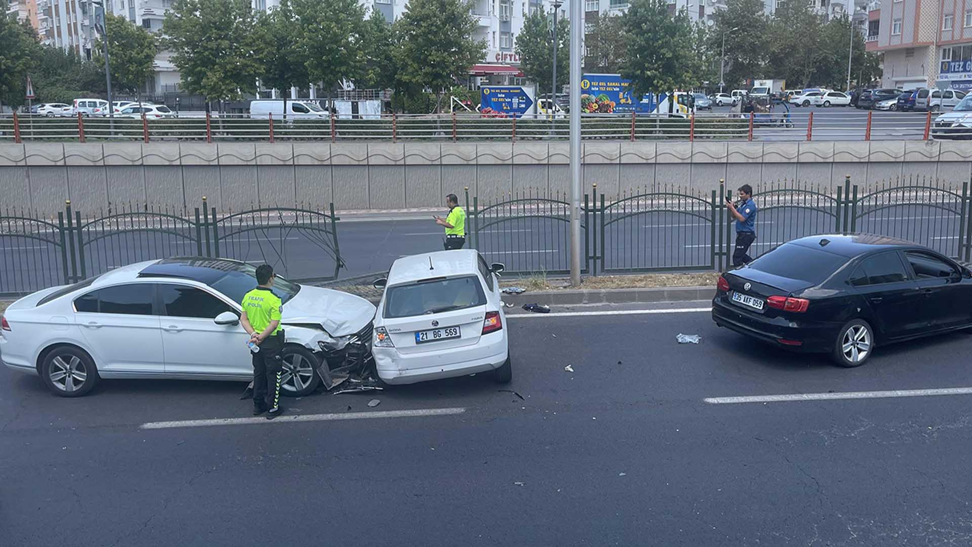 Diyarbakır'da 3 Otomobil Çarpıştı 3