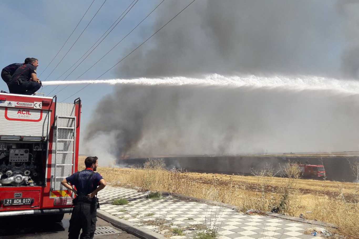 Diyarbakır'da Anız Yangınına Müdahalelere Sürüyor 3