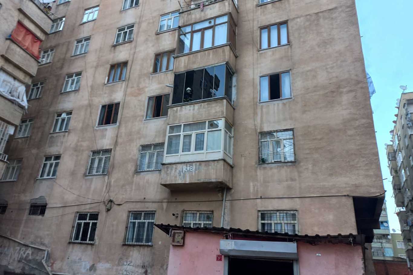 Diyarbakır’da Apartman Dairesinde Çıkan Yangın Paniğe Neden Oldu 1