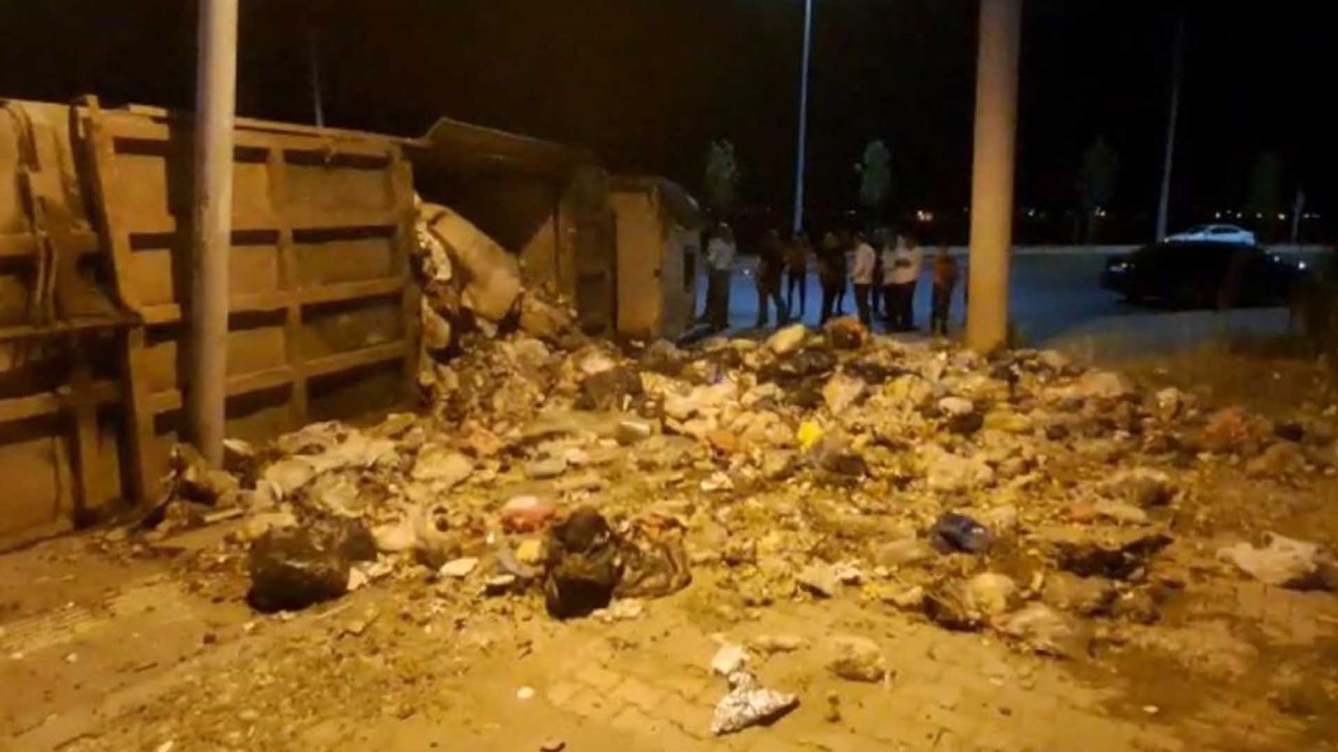 Diyarbakır’da Belediyenin Çöp Kamyonu Devrildi 1