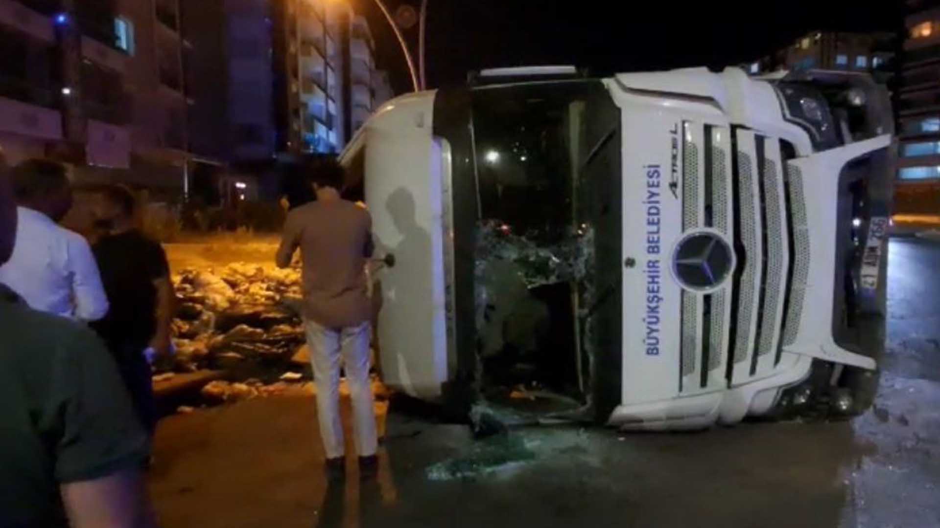 Diyarbakır’da Belediyenin Çöp Kamyonu Devrildi 2