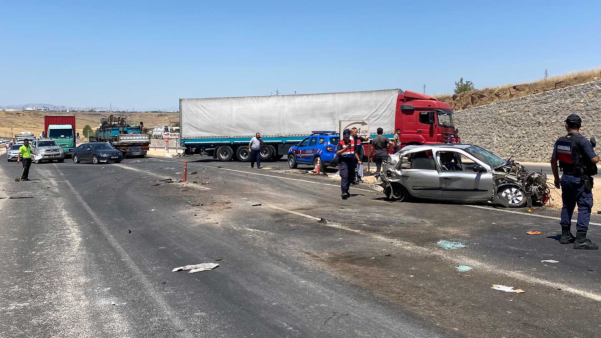 Diyarbakır’da Iki Tır Ile Otomobilin Karıştığı Kazada 1 Kişi Öldü, 2’Si Ağır 4 Kişi Yaralandı 1