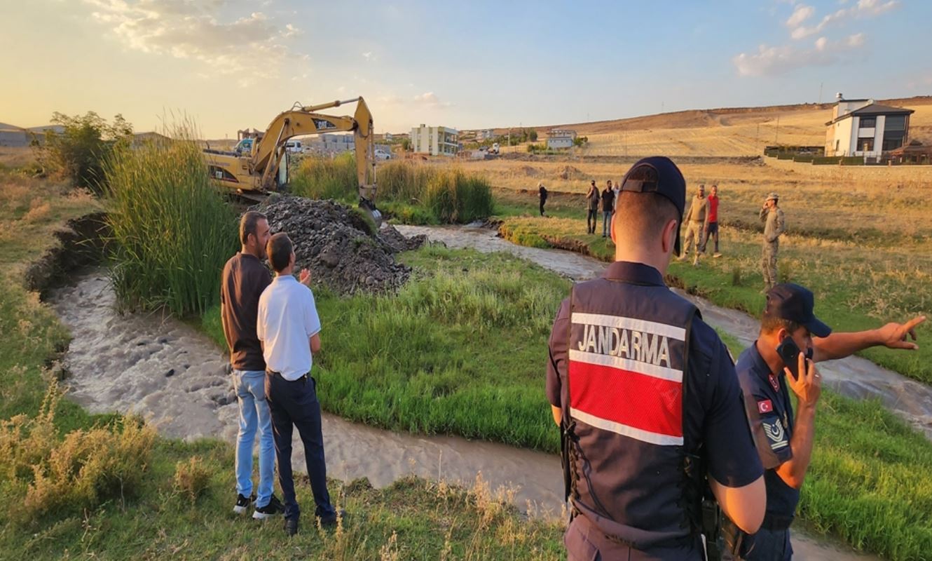 Diyarbakır'da Narin’i Arama Çalışmaları 7’Nci Gününde; İhbar Üzerine Derede Kepçe Ile Çalışma Başlatıldı