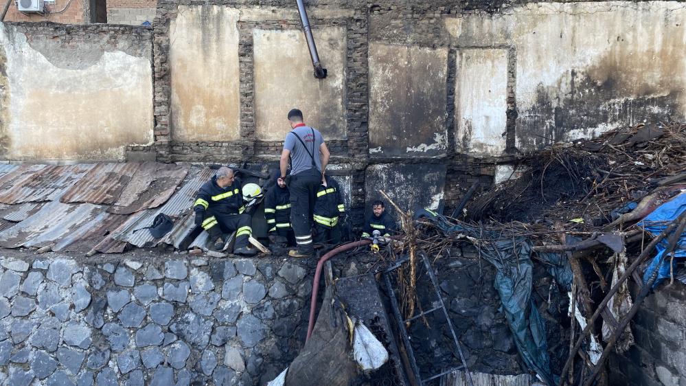 Diyarbakır’da Odun Deposunda Yangın Çıktı 1