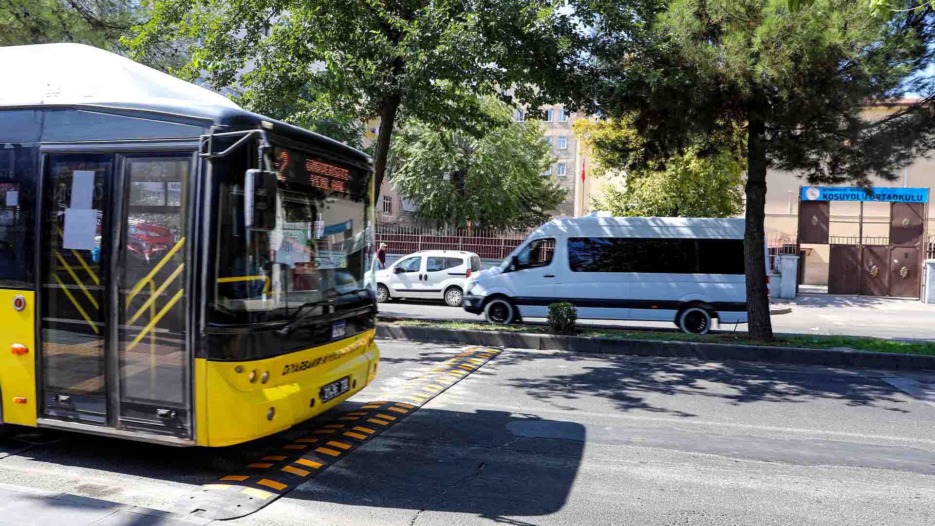 Di̇yarbakir’da Okul Önleri̇ndeki̇ Yaya Geçi̇tleri̇ Yeni̇lendi̇2