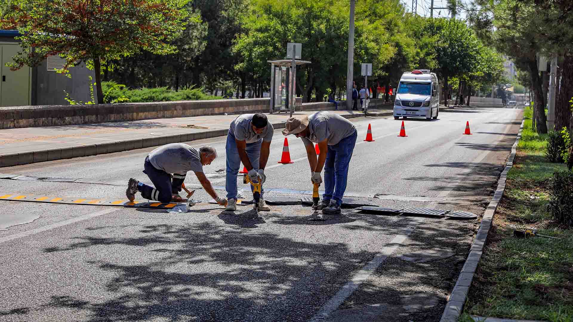 Di̇yarbakir’da Okul Önleri̇ndeki̇ Yaya Geçi̇tleri̇ Yeni̇lendi̇3