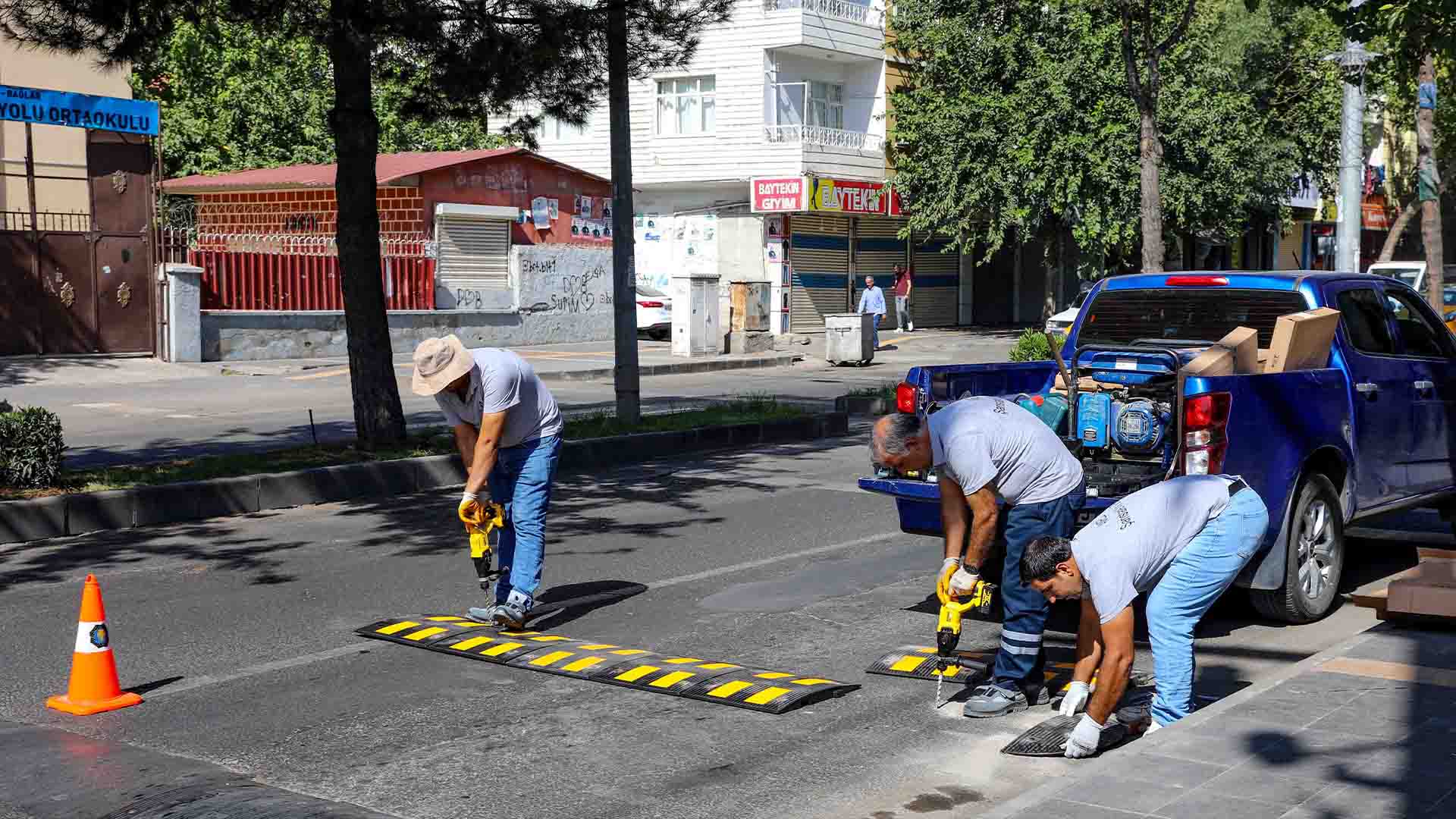 Di̇yarbakir’da Okul Önleri̇ndeki̇ Yaya Geçi̇tleri̇ Yeni̇lendi̇4