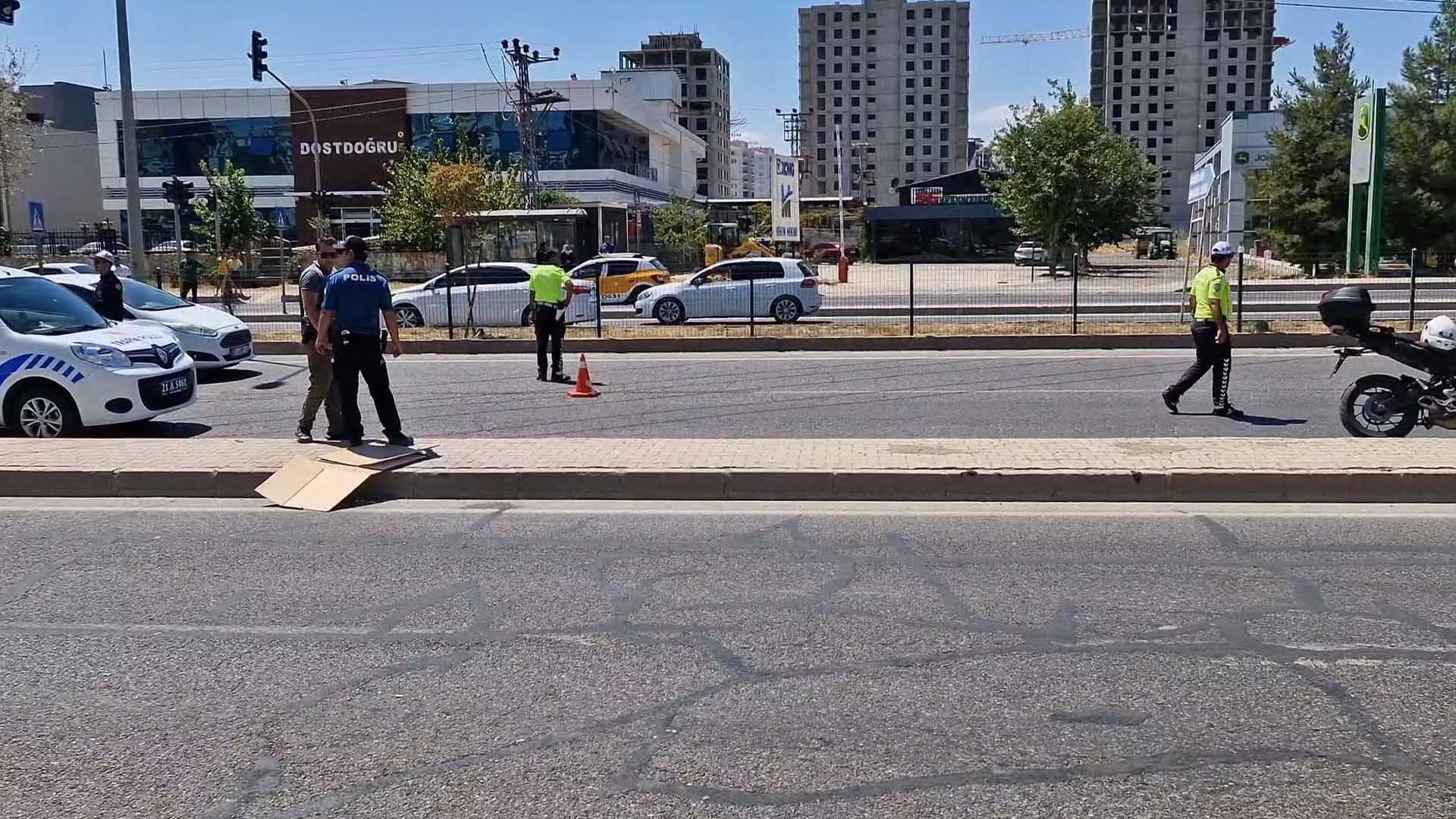 Diyarbakır’da Otomobil Yaya Geçidinde Kadına Çaptı 1