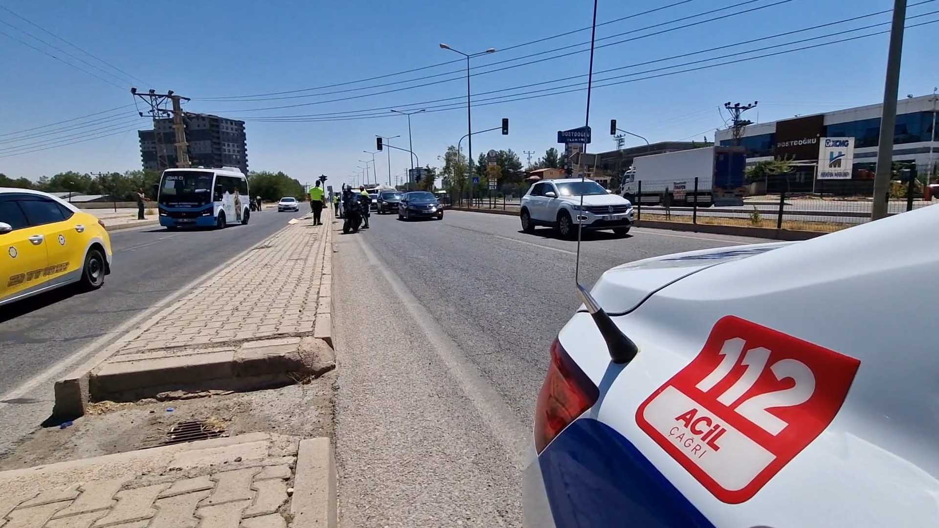 Diyarbakır’da Otomobil Yaya Geçidinde Kadına Çaptı 3