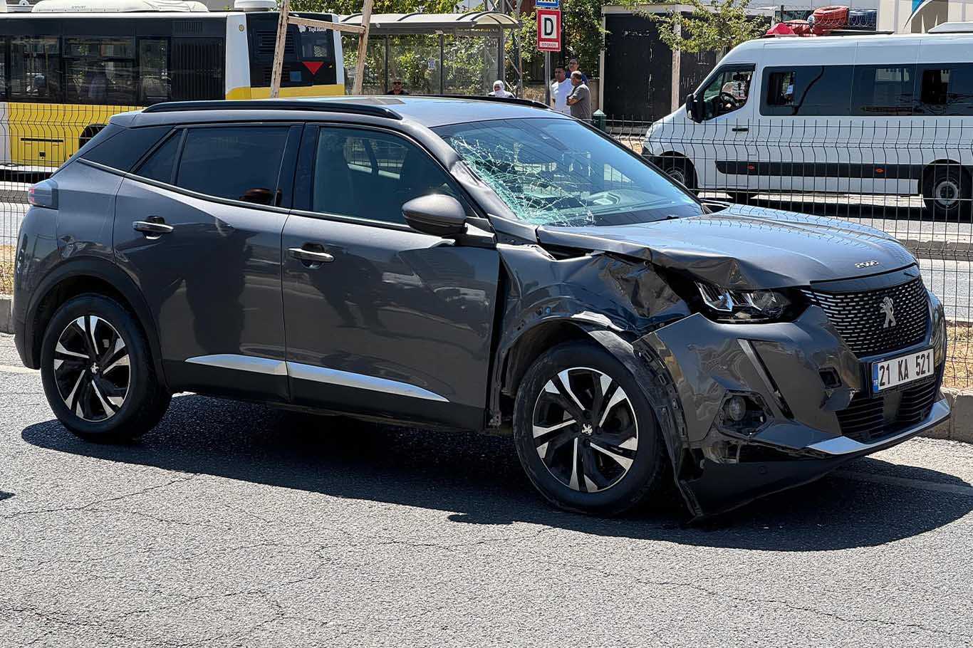 Diyarbakır’da Otomobil Yaya Geçidinde Kadına Çaptı 8