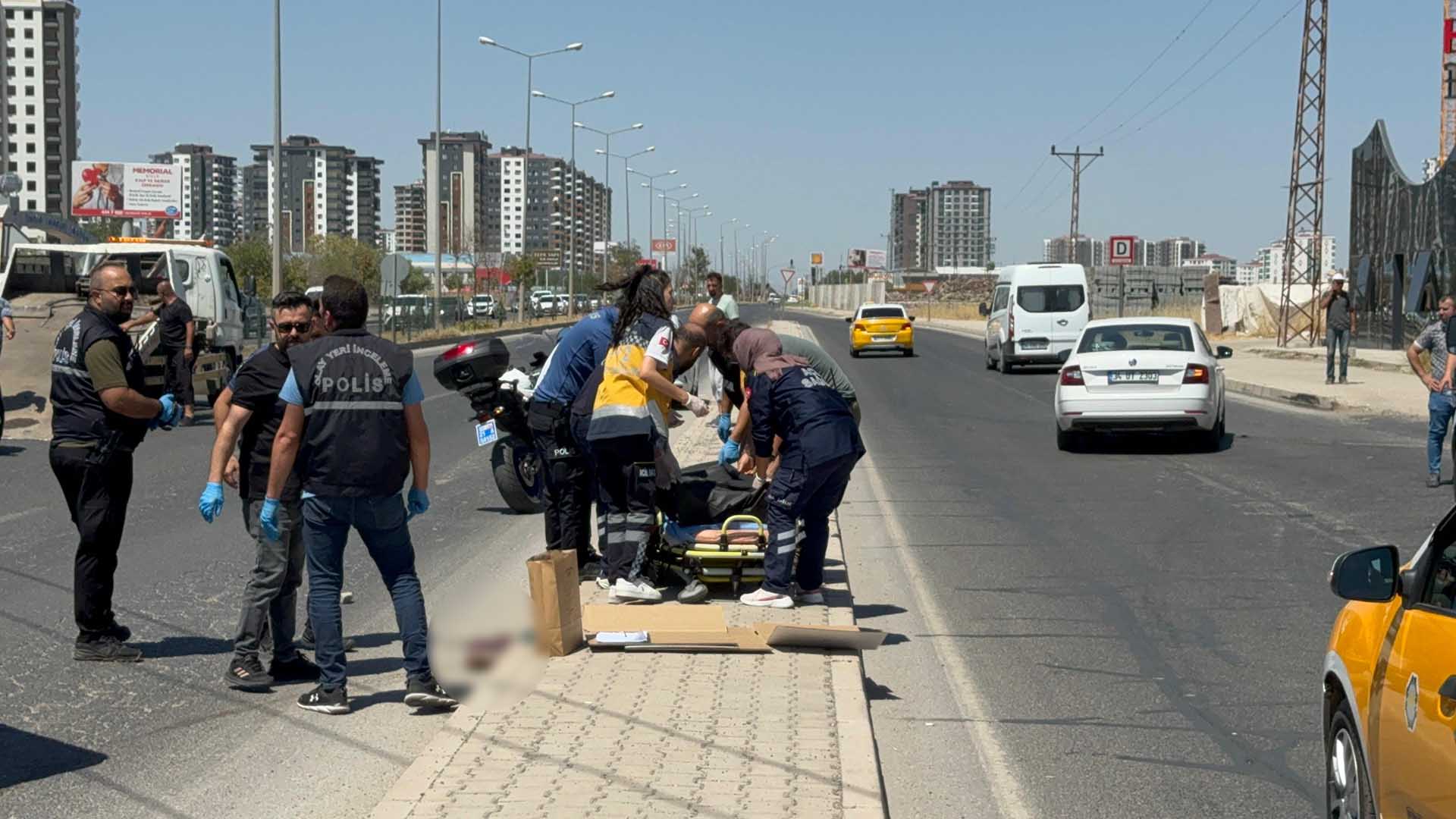 Diyarbakır’da Otomobil Yaya Geçidinde Kadına Çaptı 9