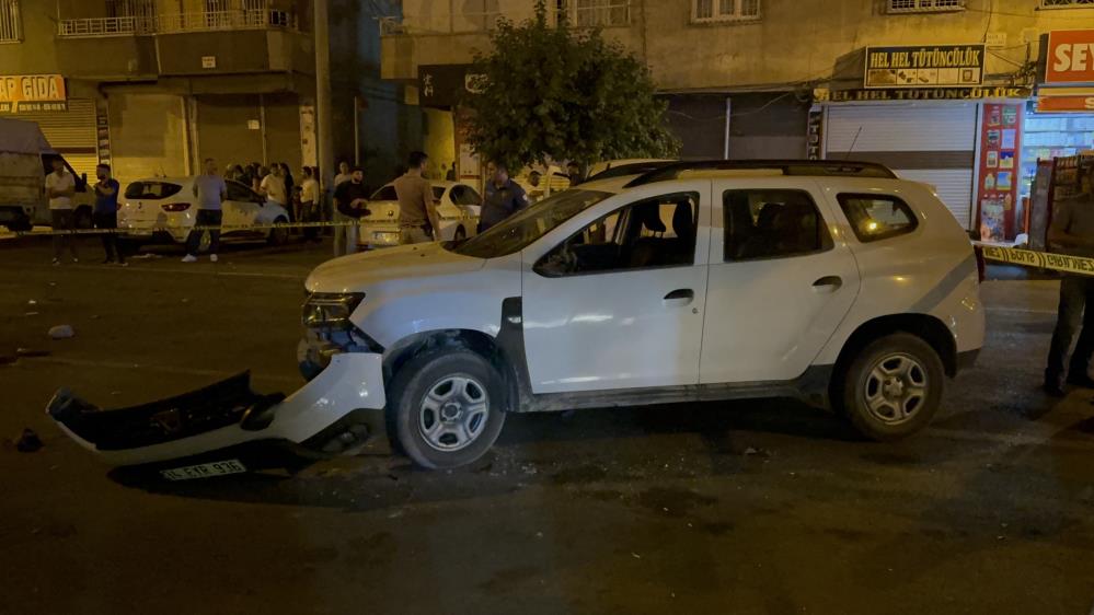 Diyarbakır’da Otomobil Yayalara Çarptı, Aileler Otomobile Taş Ve Silahla Saldırdı 4 Yaralı 5