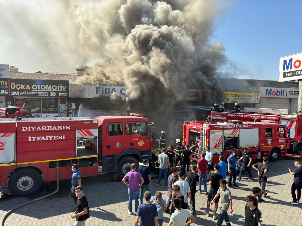 Diyarbakır’da Sanayi Sitesi’nde Çıkan Yangına Müdahale Ediliyor 5