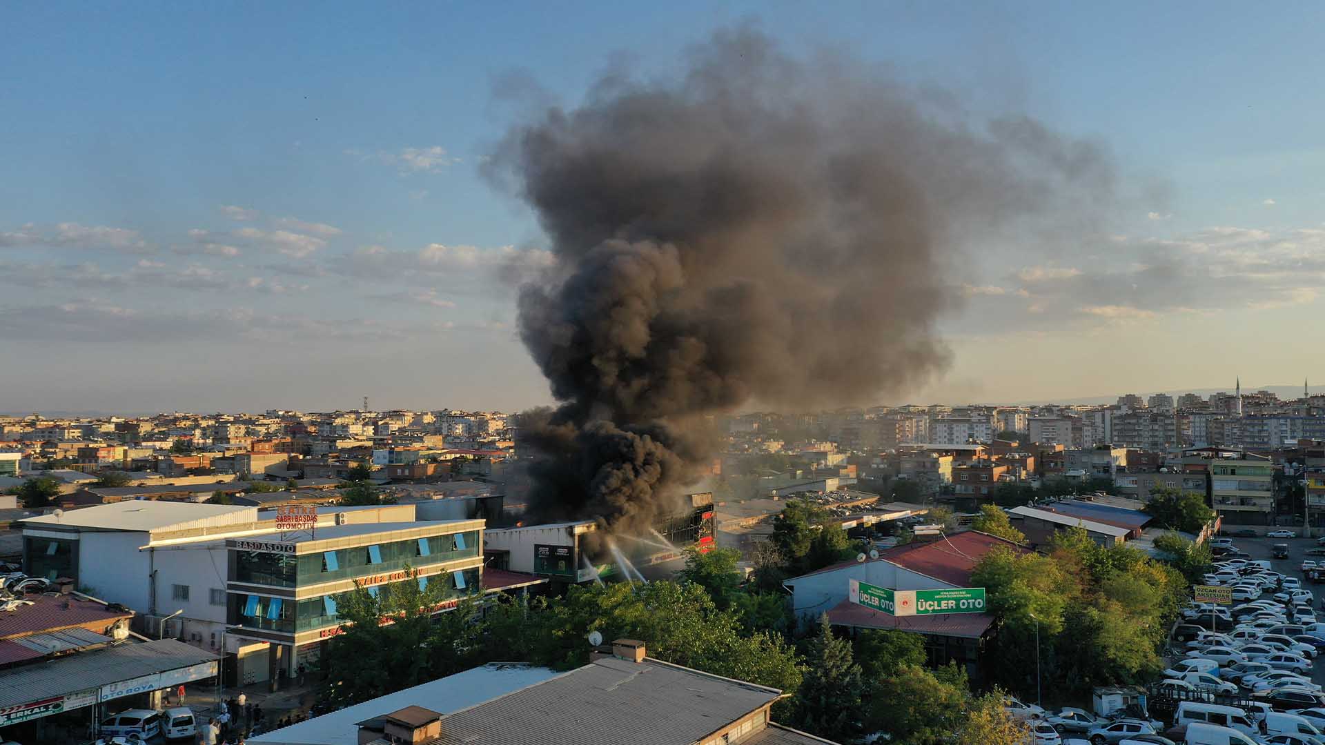 Diyarbakır'da Sanayi’de Çıkan Yangına Müdahale Sürüyor 4 Kişi Yaralandı 1