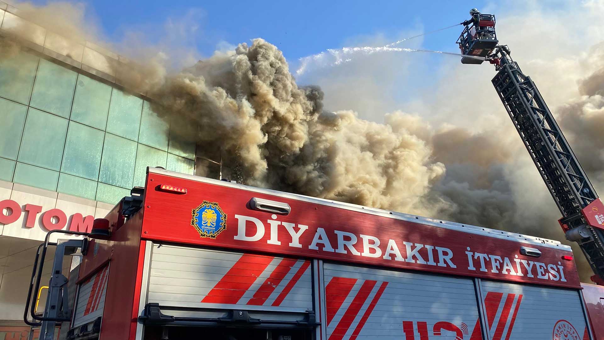 Diyarbakır'da Sanayi’de Çıkan Yangına Müdahale Sürüyor 4 Kişi Yaralandı 4