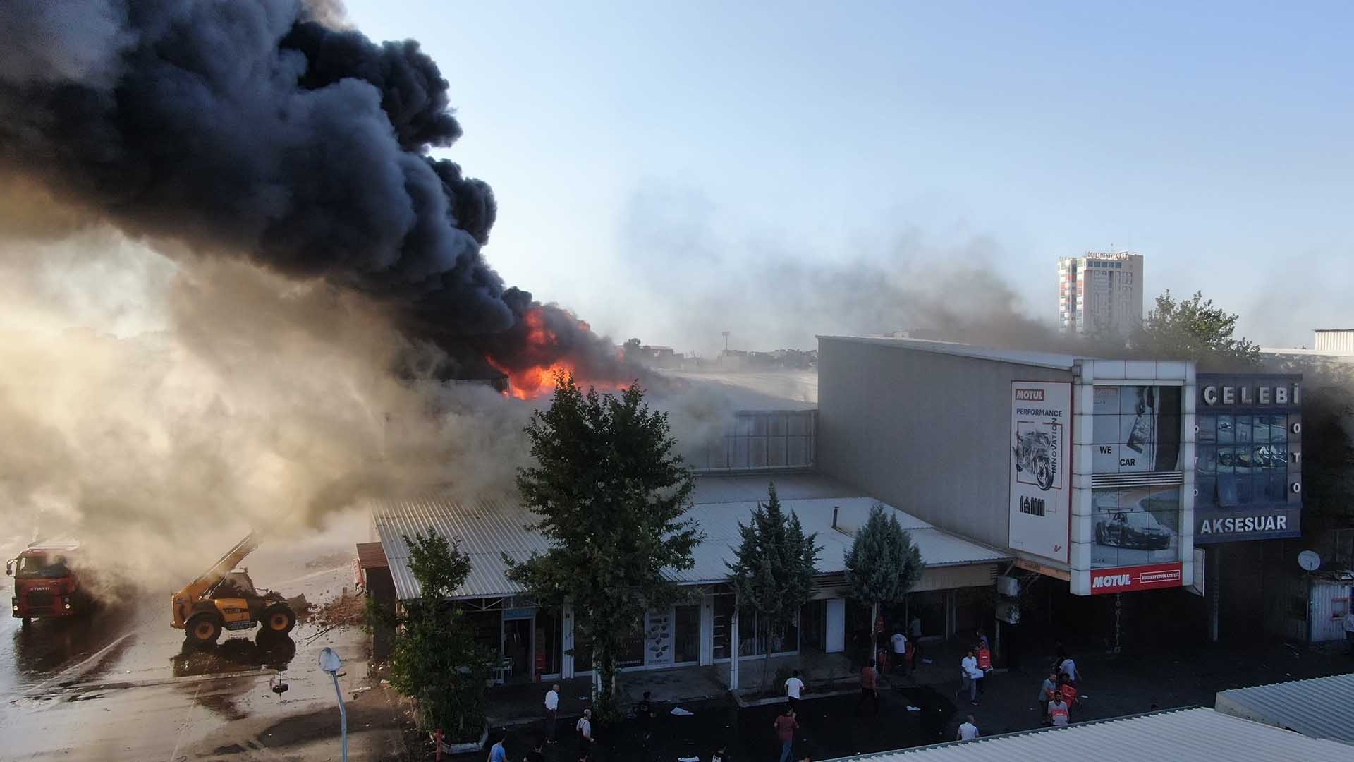 Diyarbakır'da Sanayi’de Çıkan Yangına Müdahale Sürüyor 4 Kişi Yaralandı 5