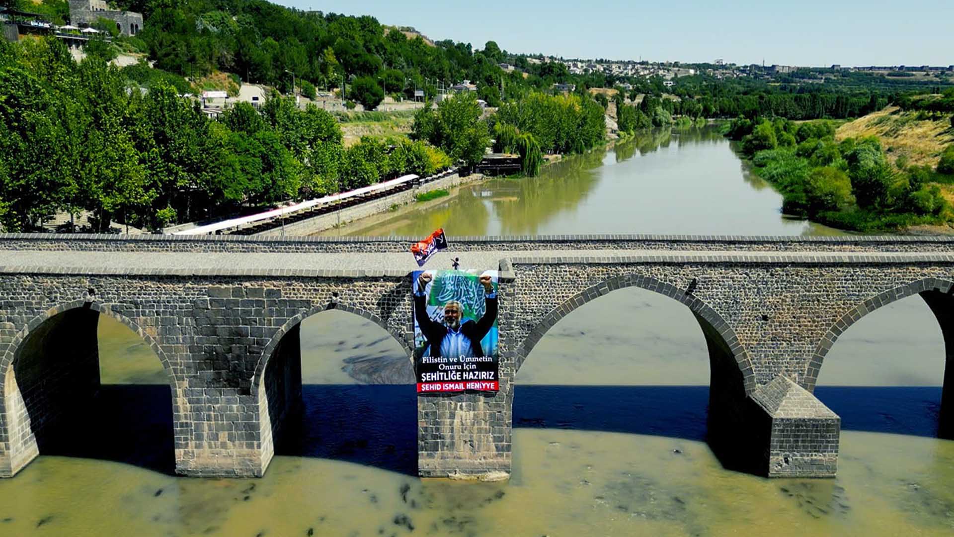 Diyarbakır’da Tarihi Ongözlü Köprü’ye İsmail Heniyye Posteri Asıldı 1