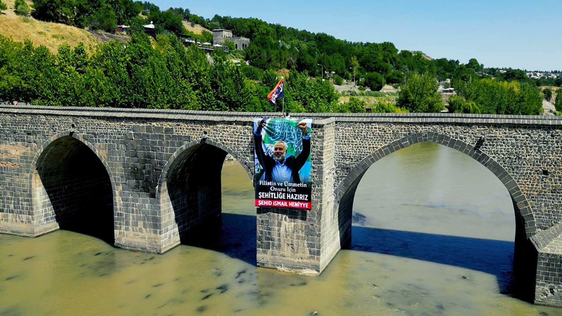 Diyarbakır’da Tarihi Ongözlü Köprü’ye İsmail Heniyye Posteri Asıldı 2