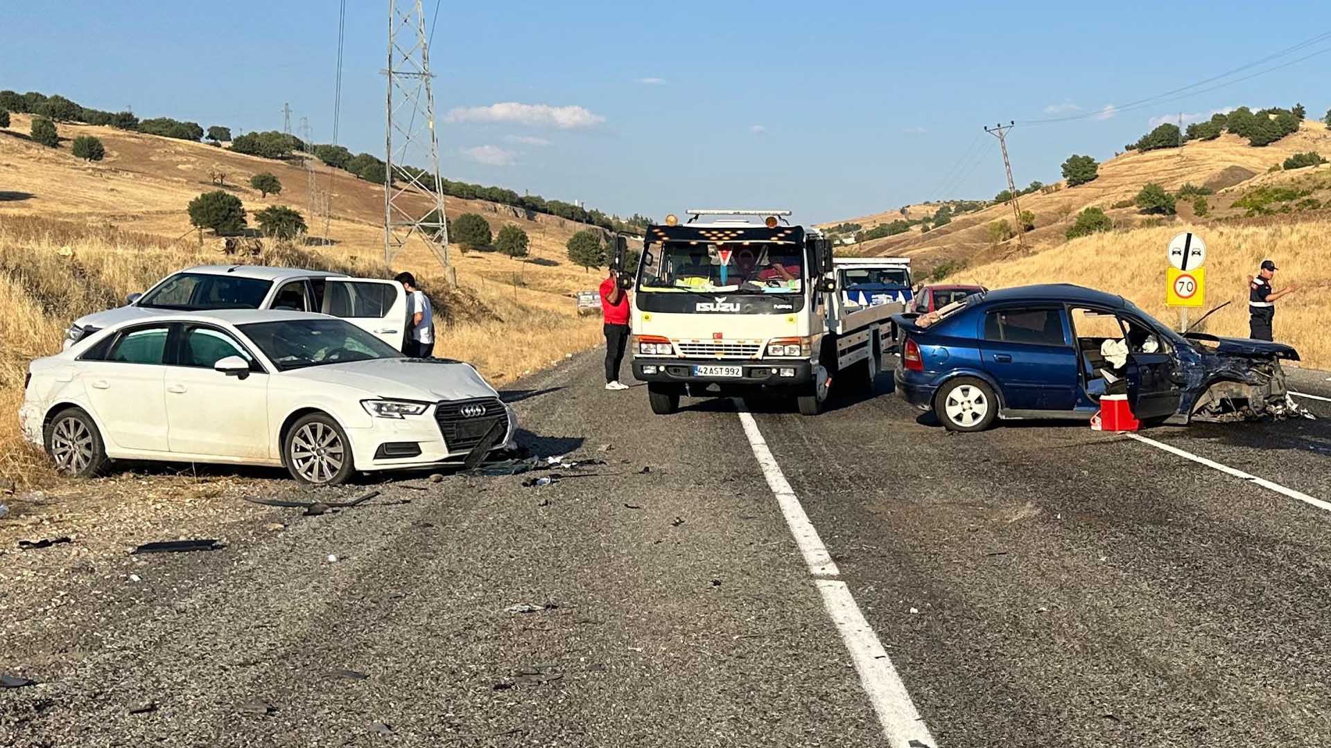 Di̇yarbakir'da Üç Otomobi̇l Çarpişti 4 Yarali 1