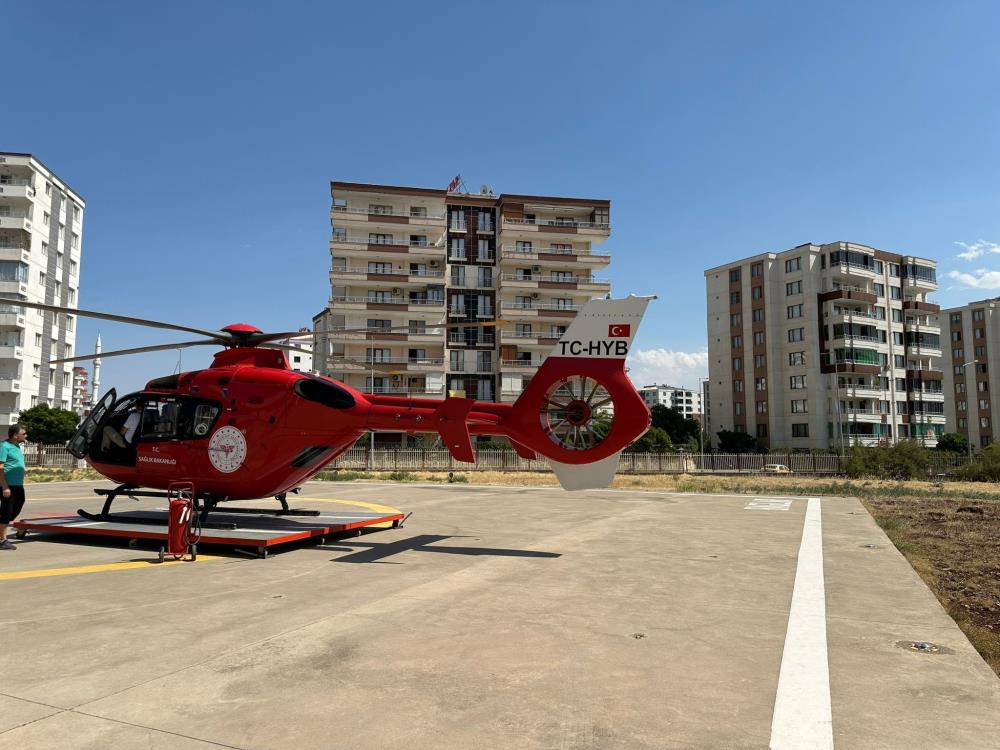 Diyarbakır'da Yüksekten Düşen Miraç, Ambulans Helikopterle Hastaneye Nakledildi 3