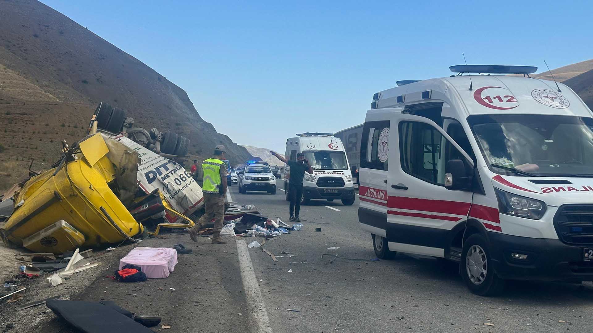 Erzincan Sivas Karayolunda Feci Kaza 4 Ölü 2 Yaralı 1