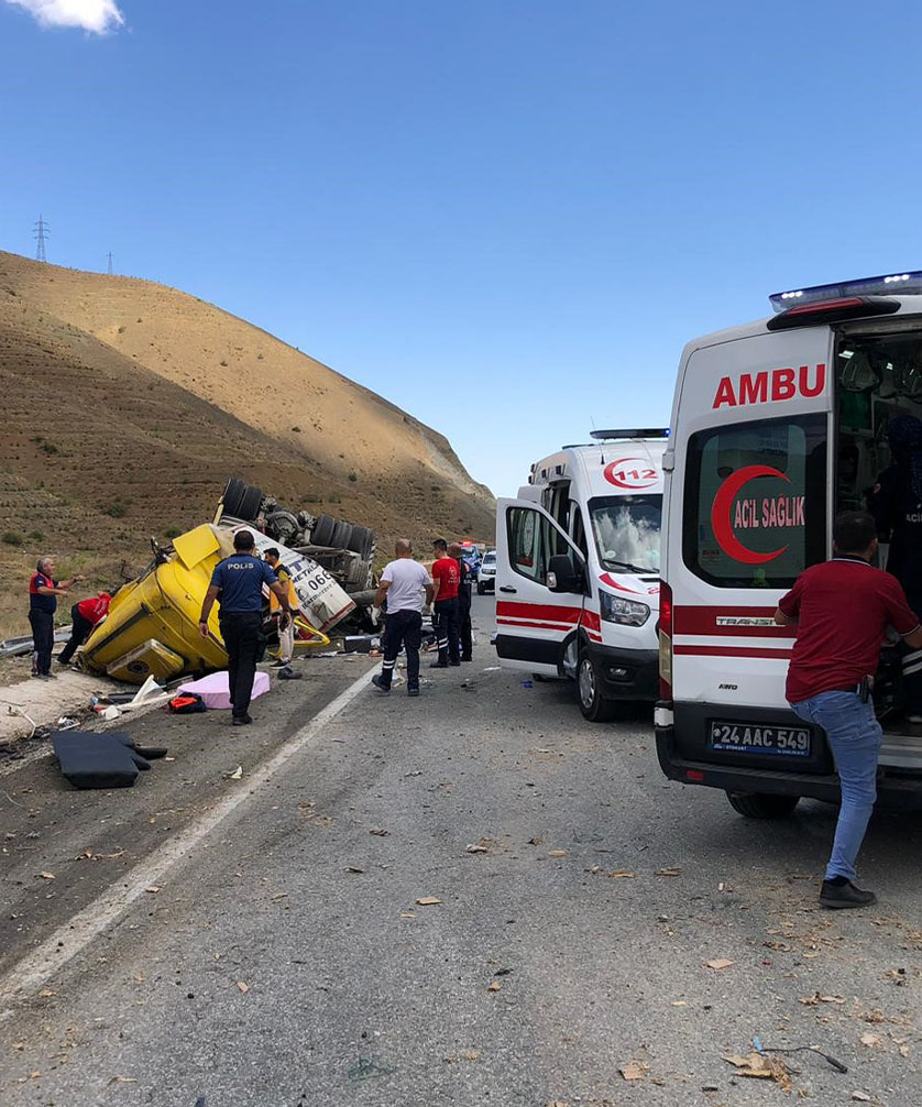 Erzincan Sivas Karayolunda Feci Kaza 4 Ölü 2 Yaralı 4