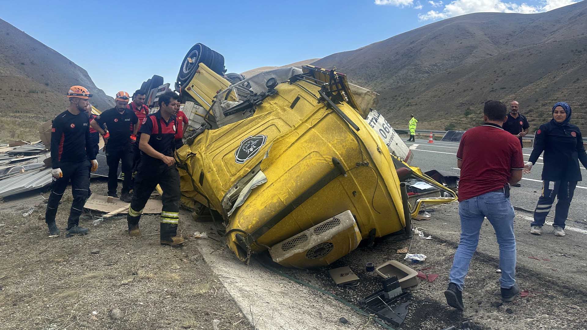 Erzincan Sivas Karayolunda Feci Kaza 4 Ölü 2 Yaralı 8