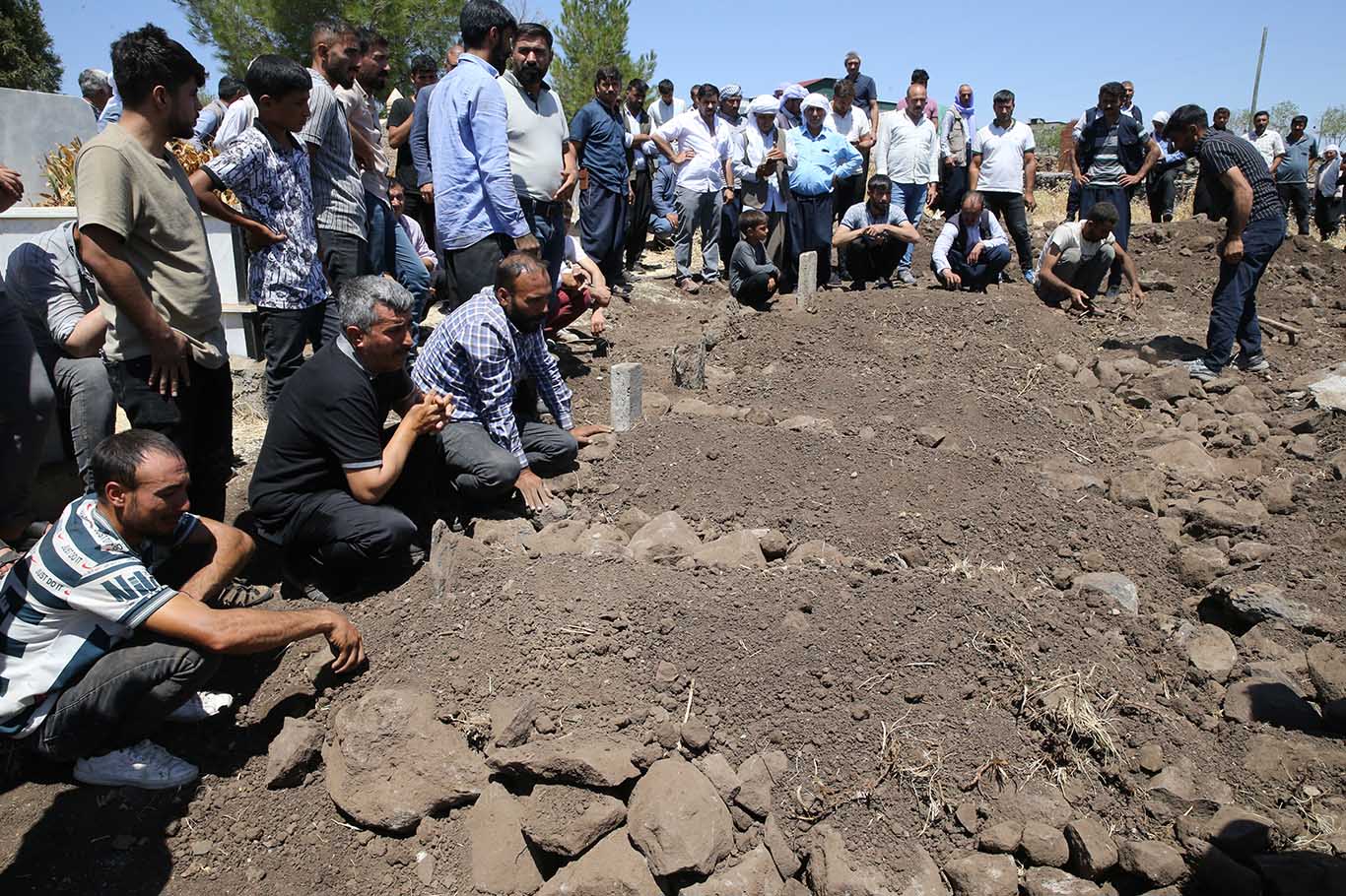 Feci Kazada Ölen 3 Kardeş Ve 2 Kuzen Yan Yana Defnedildi 2