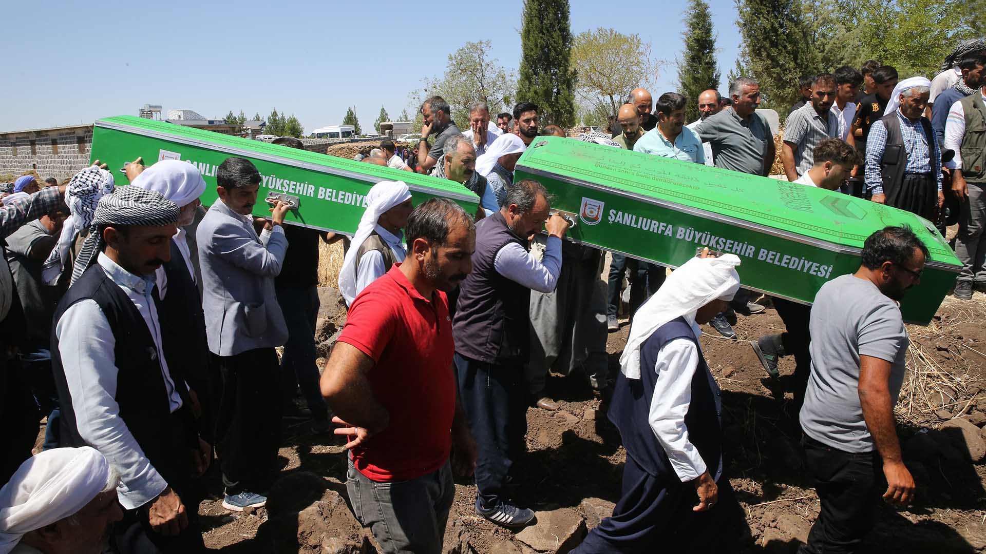 Feci Kazada Ölen 3 Kardeş Ve 2 Kuzen Yan Yana Defnedildi 5