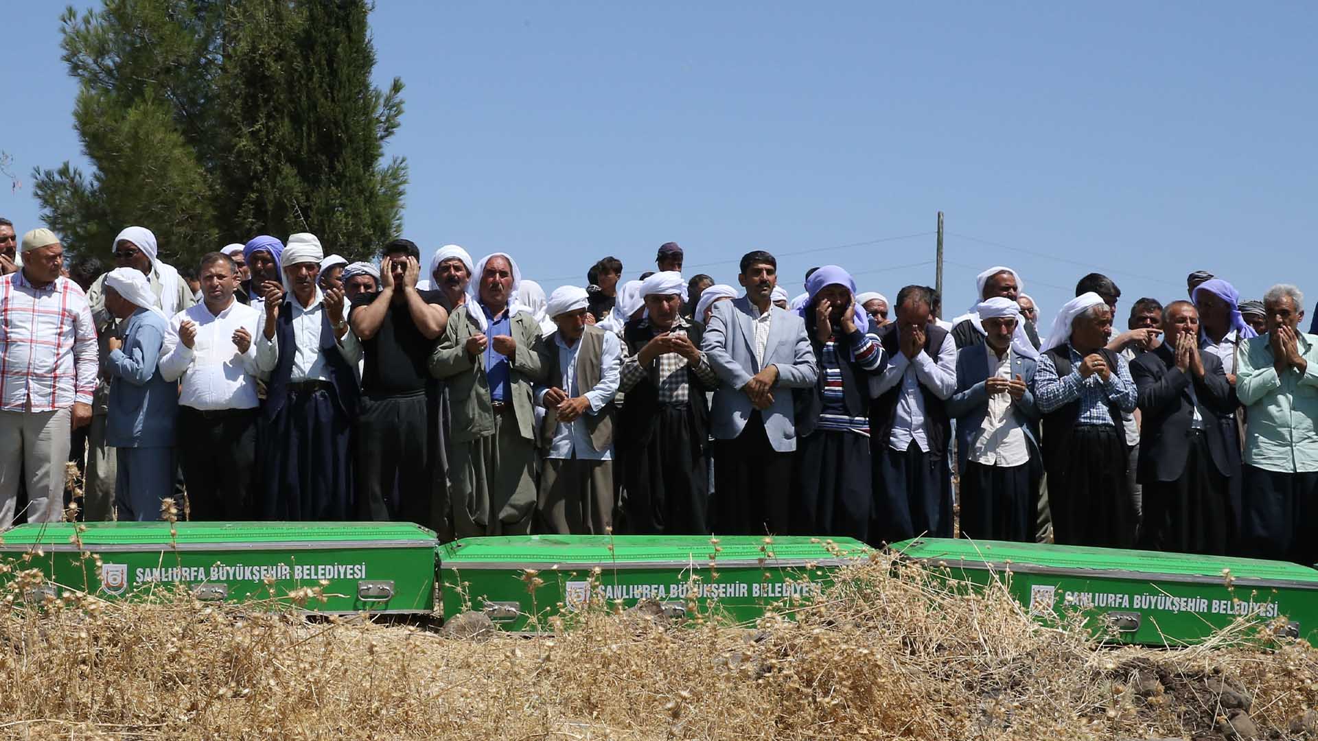 Feci Kazada Ölen 3 Kardeş Ve 2 Kuzen Yan Yana Defnedildi 7