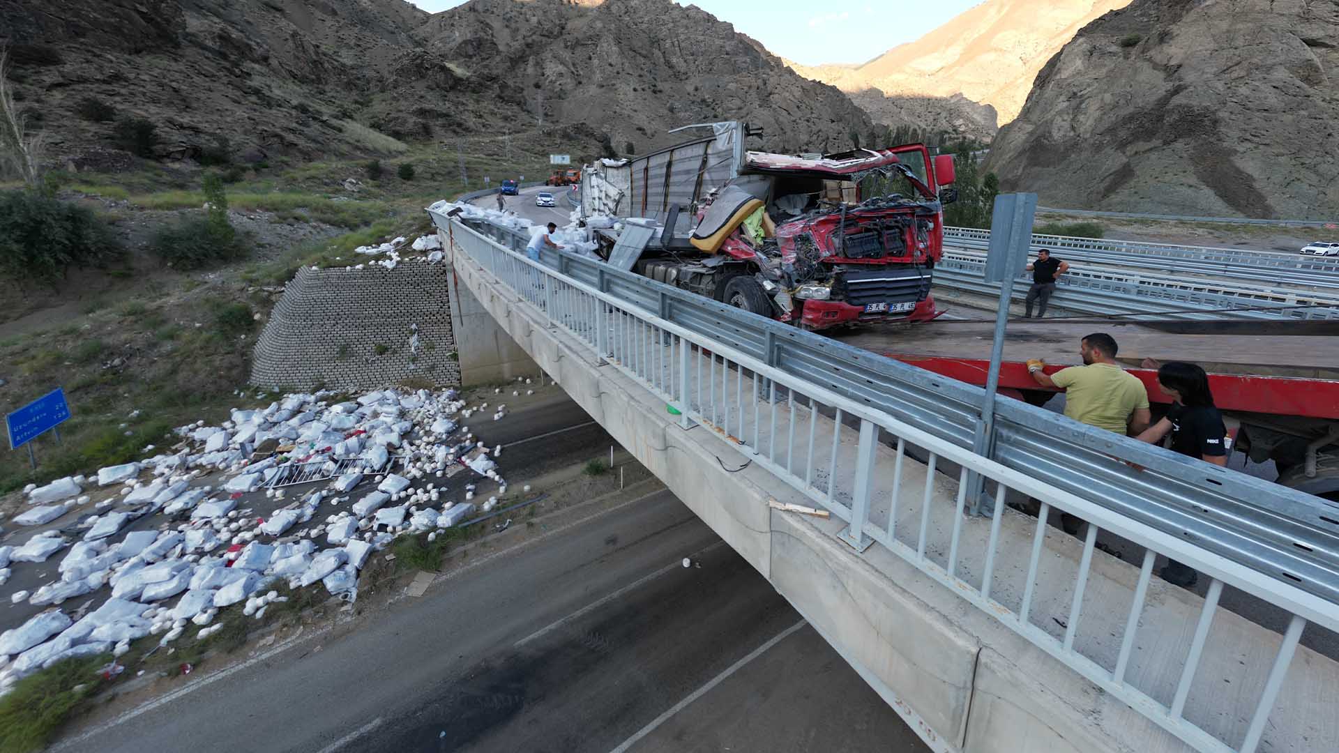 Freni̇ Boşalan Tir Devri̇ldi̇ 1 Ölü 1