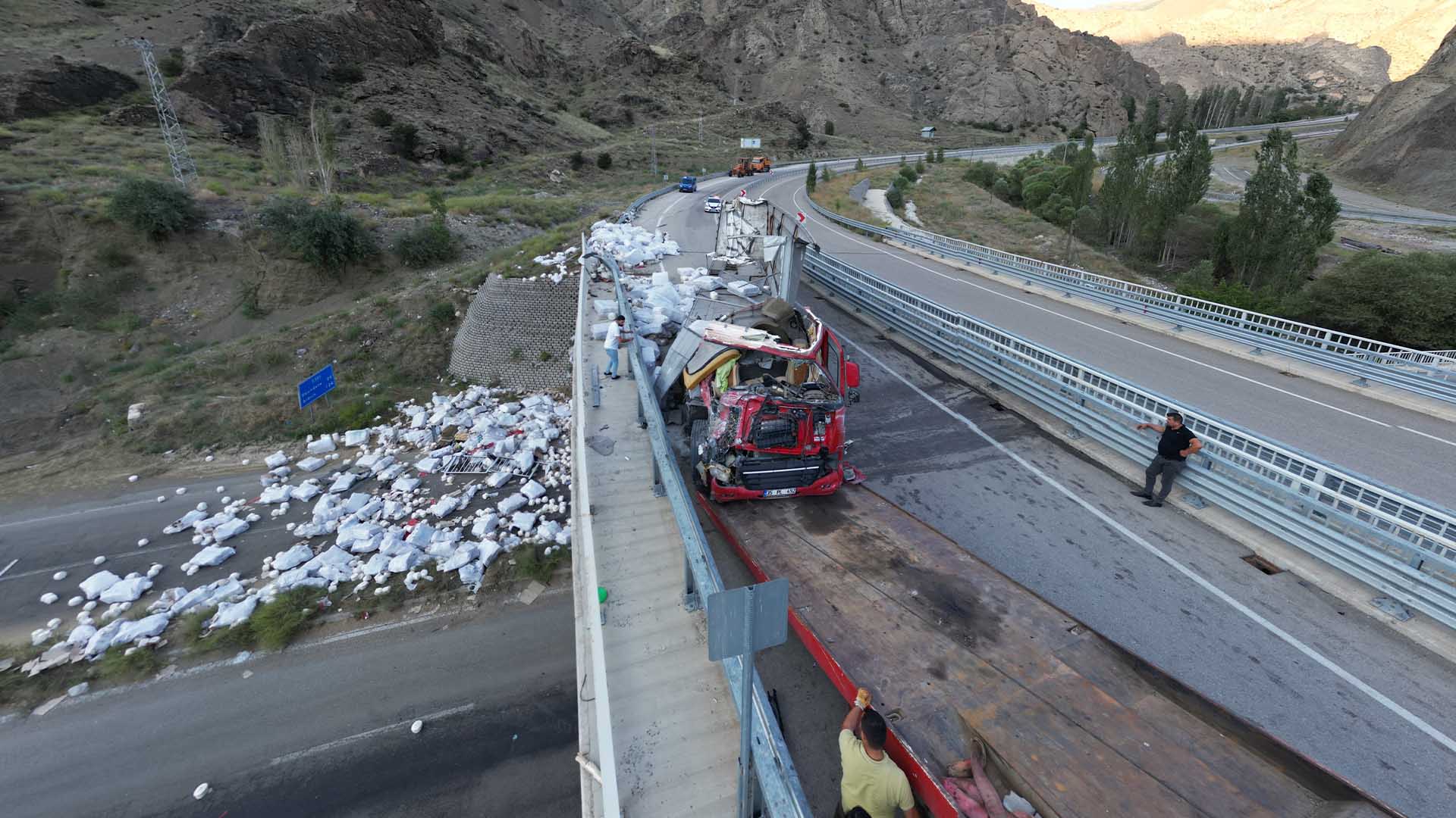 Freni̇ Boşalan Tir Devri̇ldi̇ 1 Ölü 2