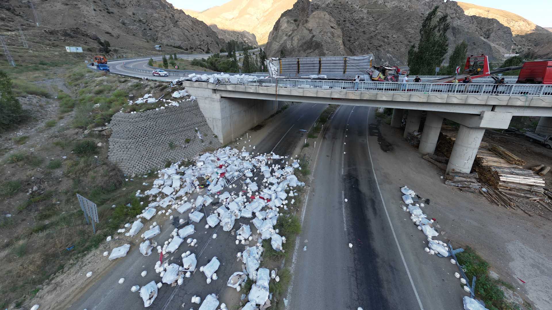 Freni̇ Boşalan Tir Devri̇ldi̇ 1 Ölü 3