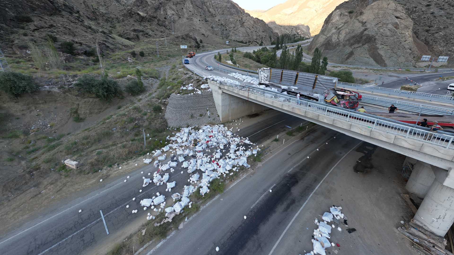 Freni̇ Boşalan Tir Devri̇ldi̇ 1 Ölü 4