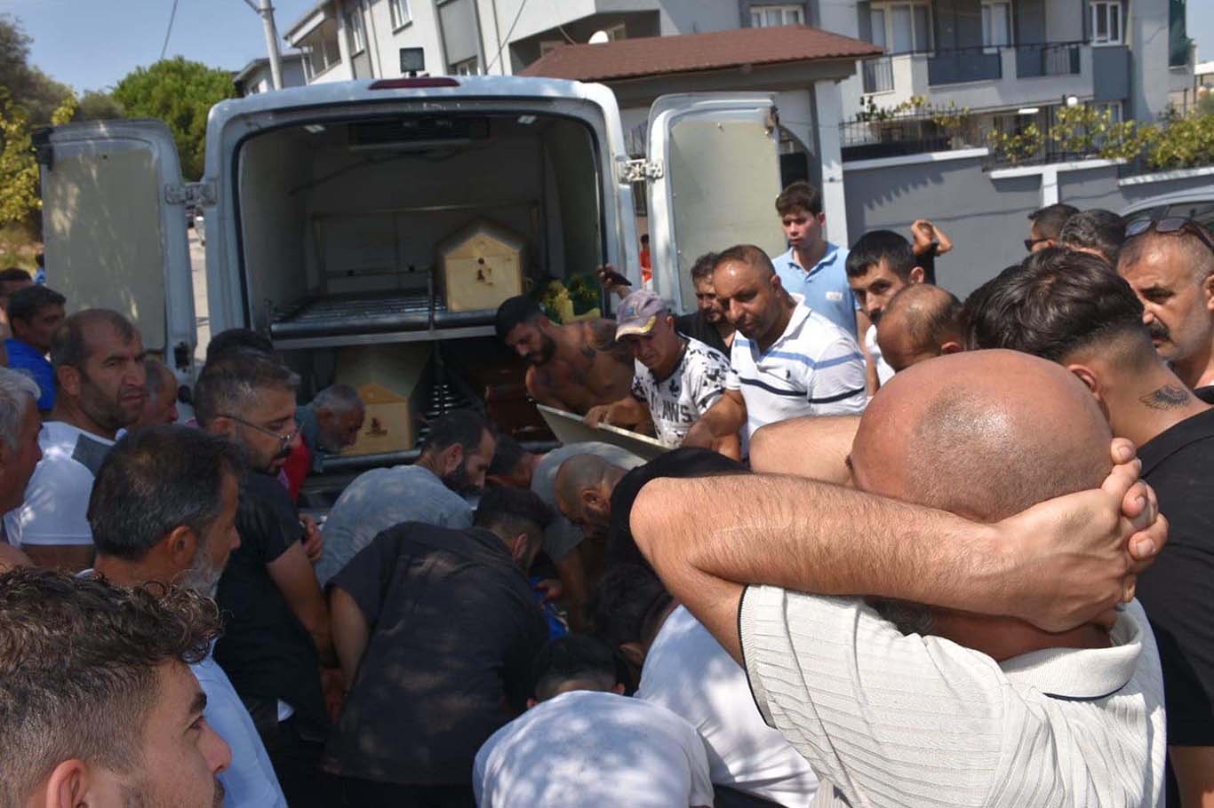 İzmir’de 3 Çocuğunu Öldürüp, 1'Ini De Yaralayan Şahıs Öldü 2