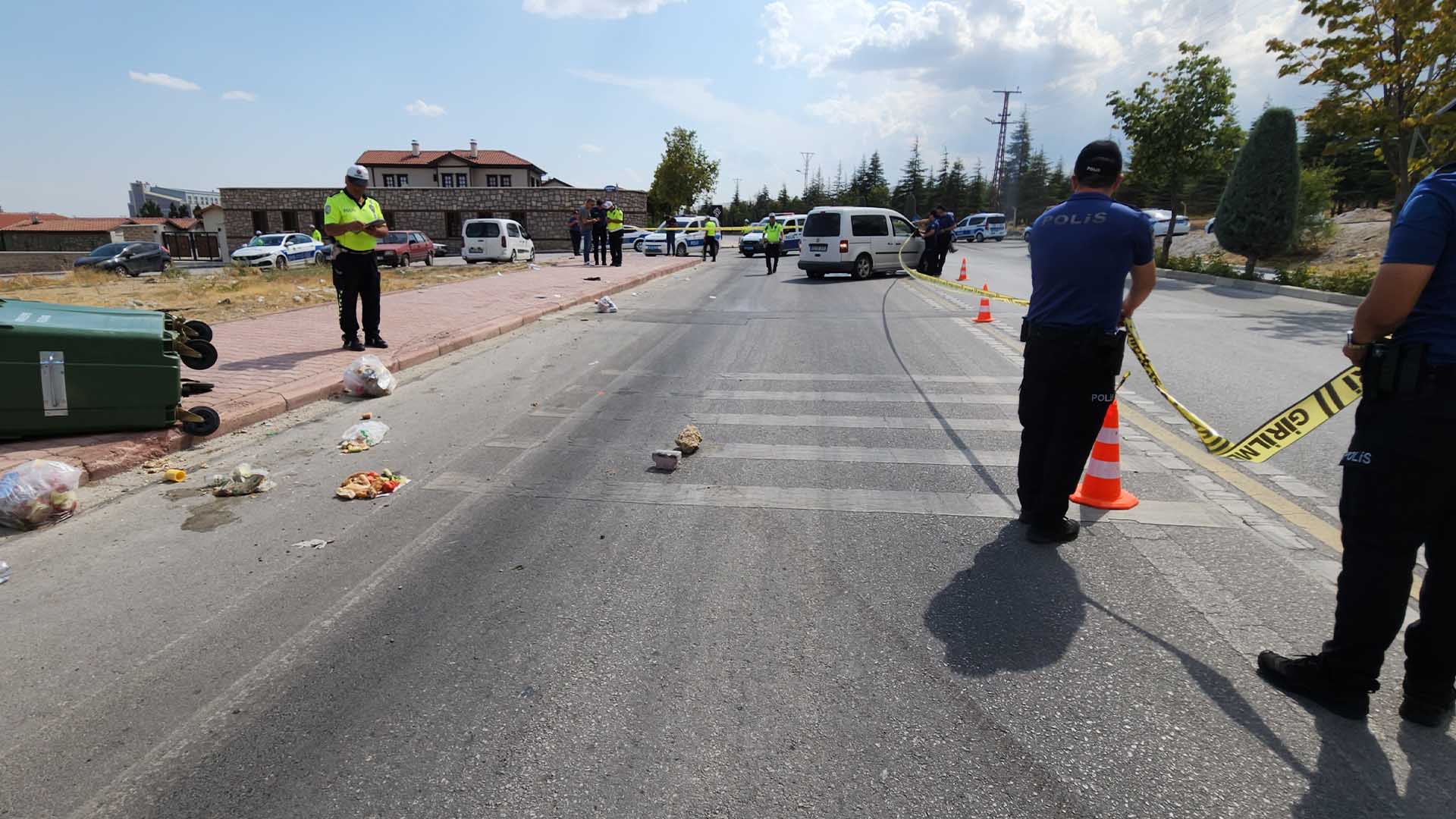 Kediye Çarpmamak Için Manevra Yaptı, Yol Kenarında Oturan Kadına Çarptı 2