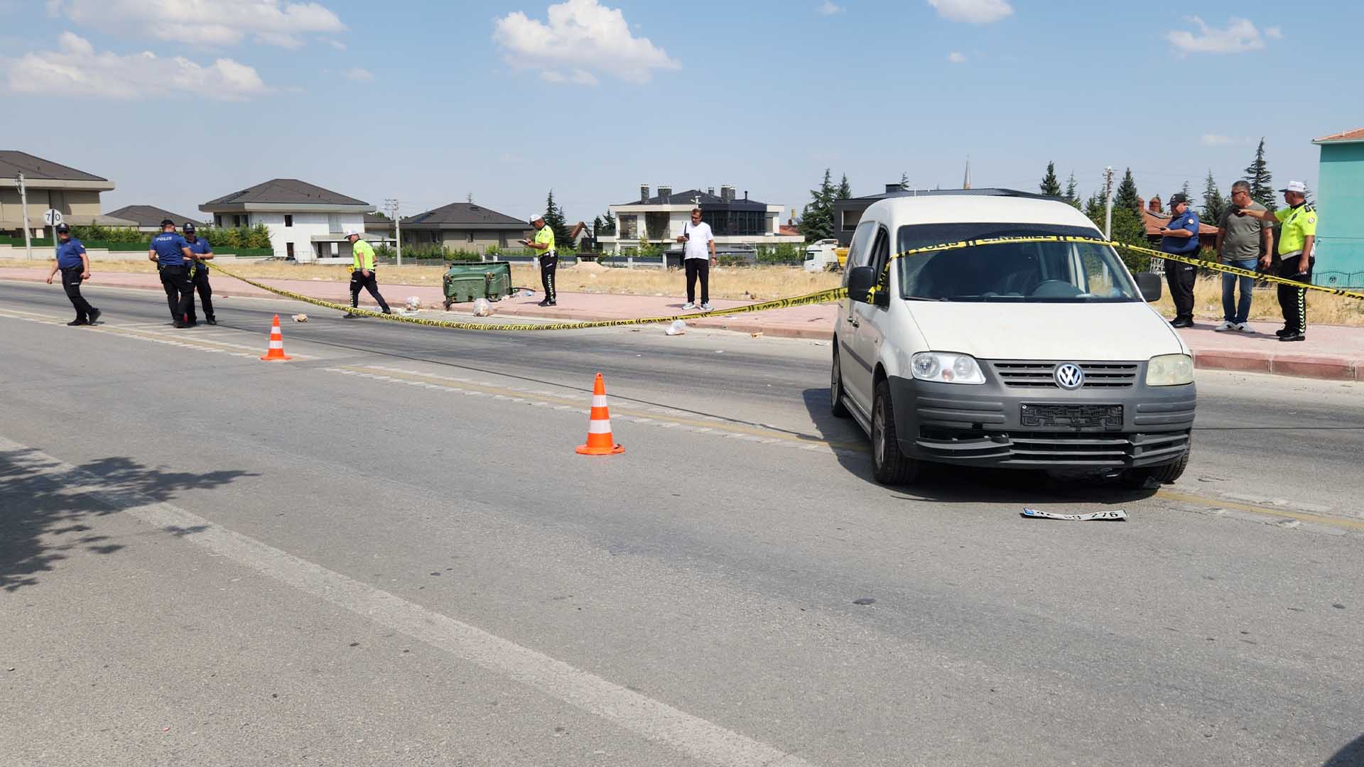 Kediye Çarpmamak Için Manevra Yaptı, Yol Kenarında Oturan Kadına Çarptı 3