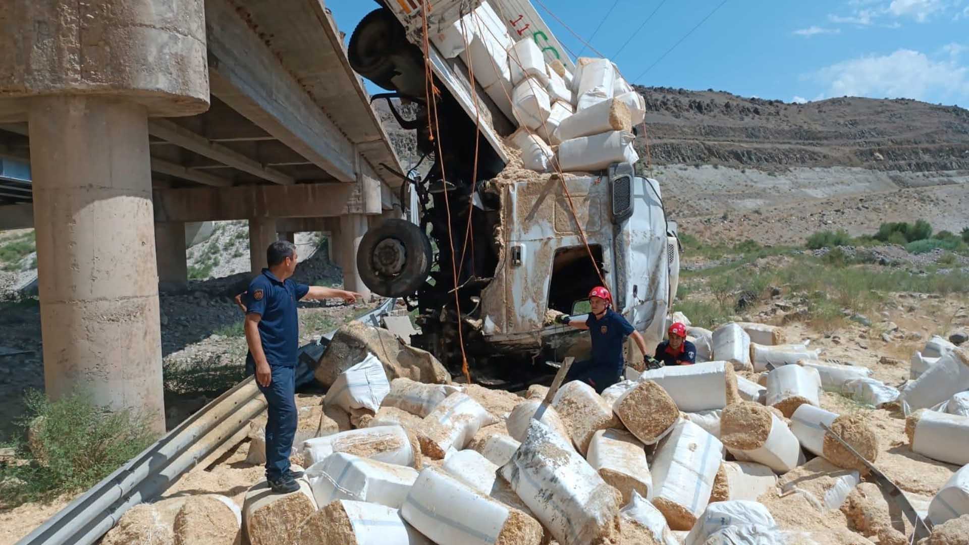 Köprüden Düşen Tir'in Sürücüsü Öldü 2