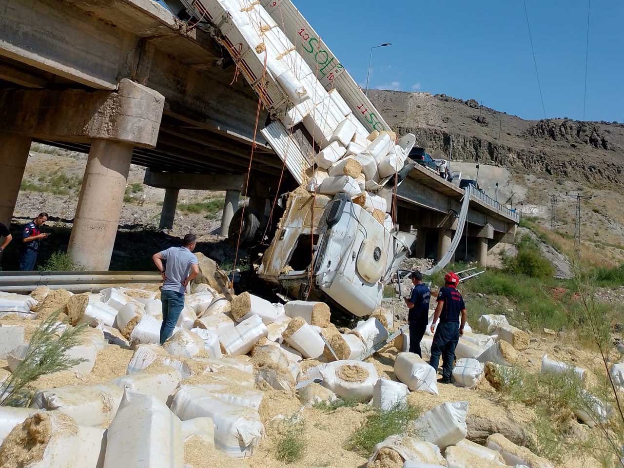 Köprüden Düşen Tir'in Sürücüsü Öldü 3