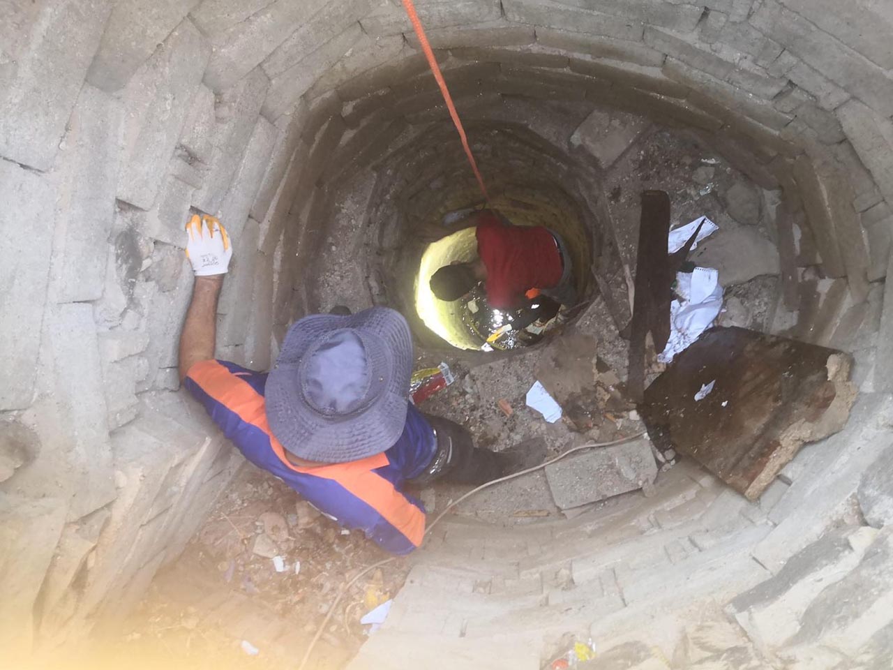 Mahalledeki Üstü Kapalı Su Kuyusu Açıldı, Içinden Tahta Ve Tuğla Parçaları Çıktı 1