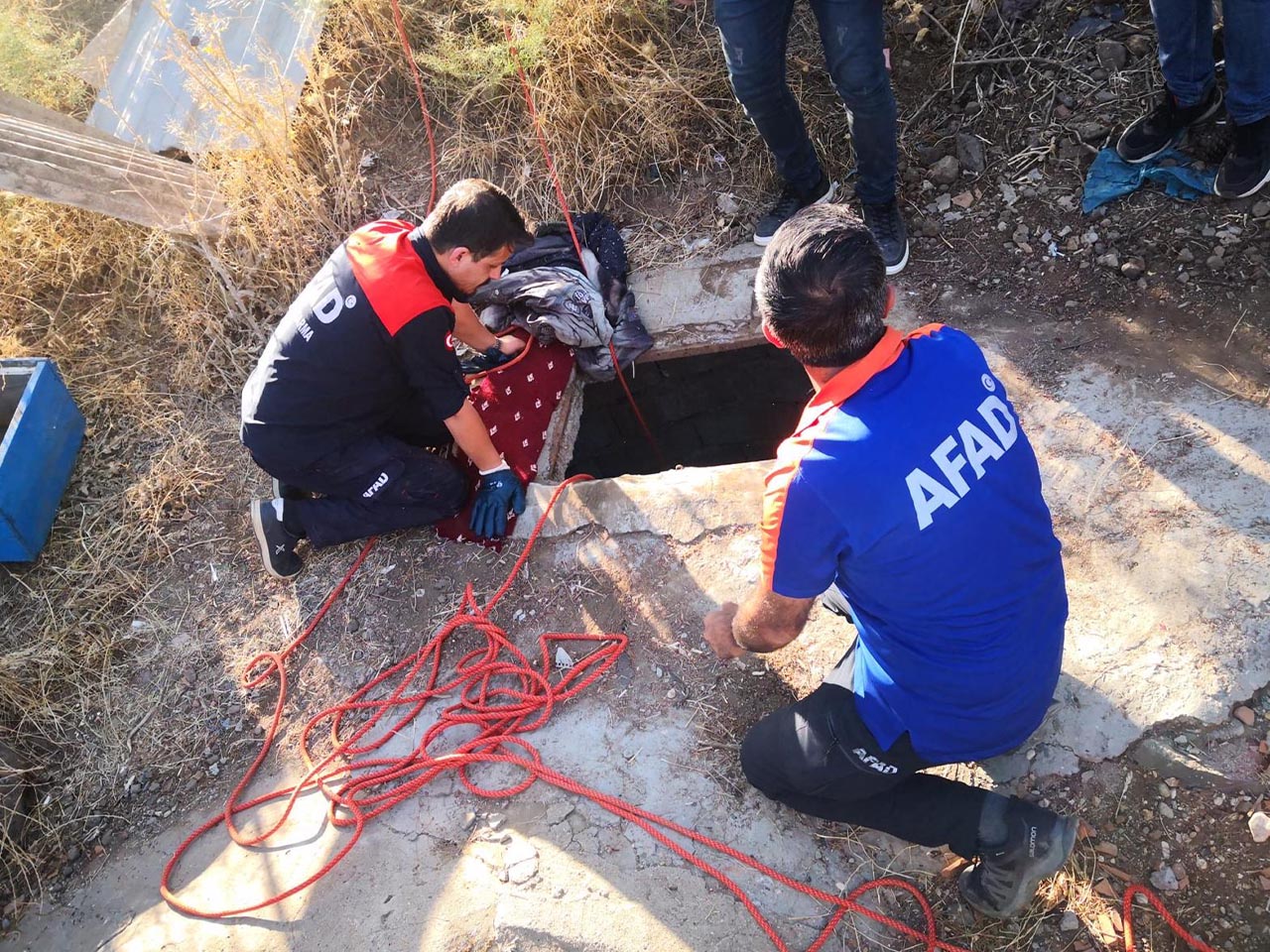 Mahalledeki Üstü Kapalı Su Kuyusu Açıldı, Içinden Tahta Ve Tuğla Parçaları Çıktı 2